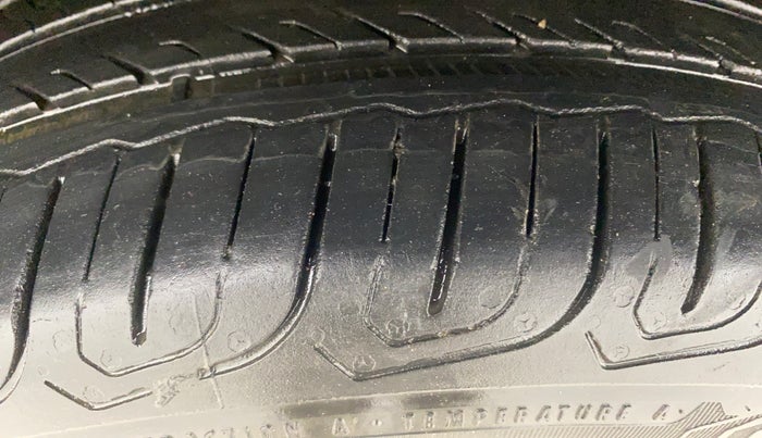 2013 Volkswagen Polo COMFORTLINE 1.2L, Diesel, Manual, 1,22,329 km, Left Front Tyre Tread