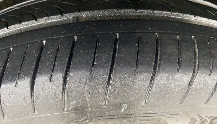 2013 Volkswagen Polo COMFORTLINE 1.2L, Diesel, Manual, 1,22,329 km, Right Front Tyre Tread