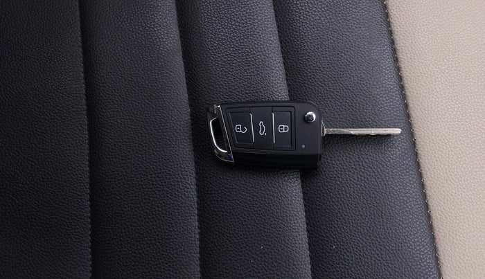 2013 Volkswagen Polo COMFORTLINE 1.2L, Diesel, Manual, 1,22,329 km, Key Close Up