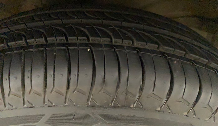 2015 Maruti Wagon R 1.0 LXI CNG, CNG, Manual, 30,014 km, Left Front Tyre Tread