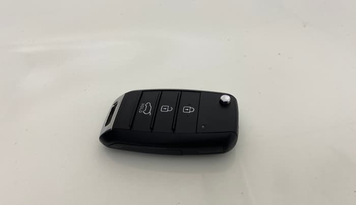 2021 KIA SONET HTK PLUS 1.0 IMT, Petrol, Manual, 62,737 km, Key Close Up