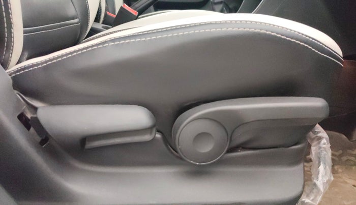 2022 Maruti BREZZA ZXI, Petrol, Manual, 15,886 km, Driver Side Adjustment Panel