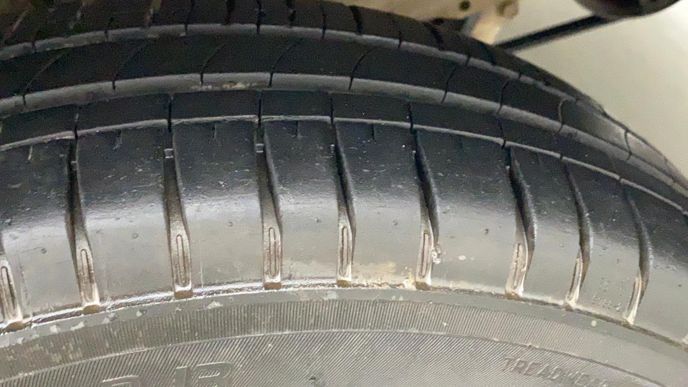 2018 Maruti Wagon R 1.0 LXI CNG OPT, CNG, Manual, 98,065 km, Right Front Tyre Tread