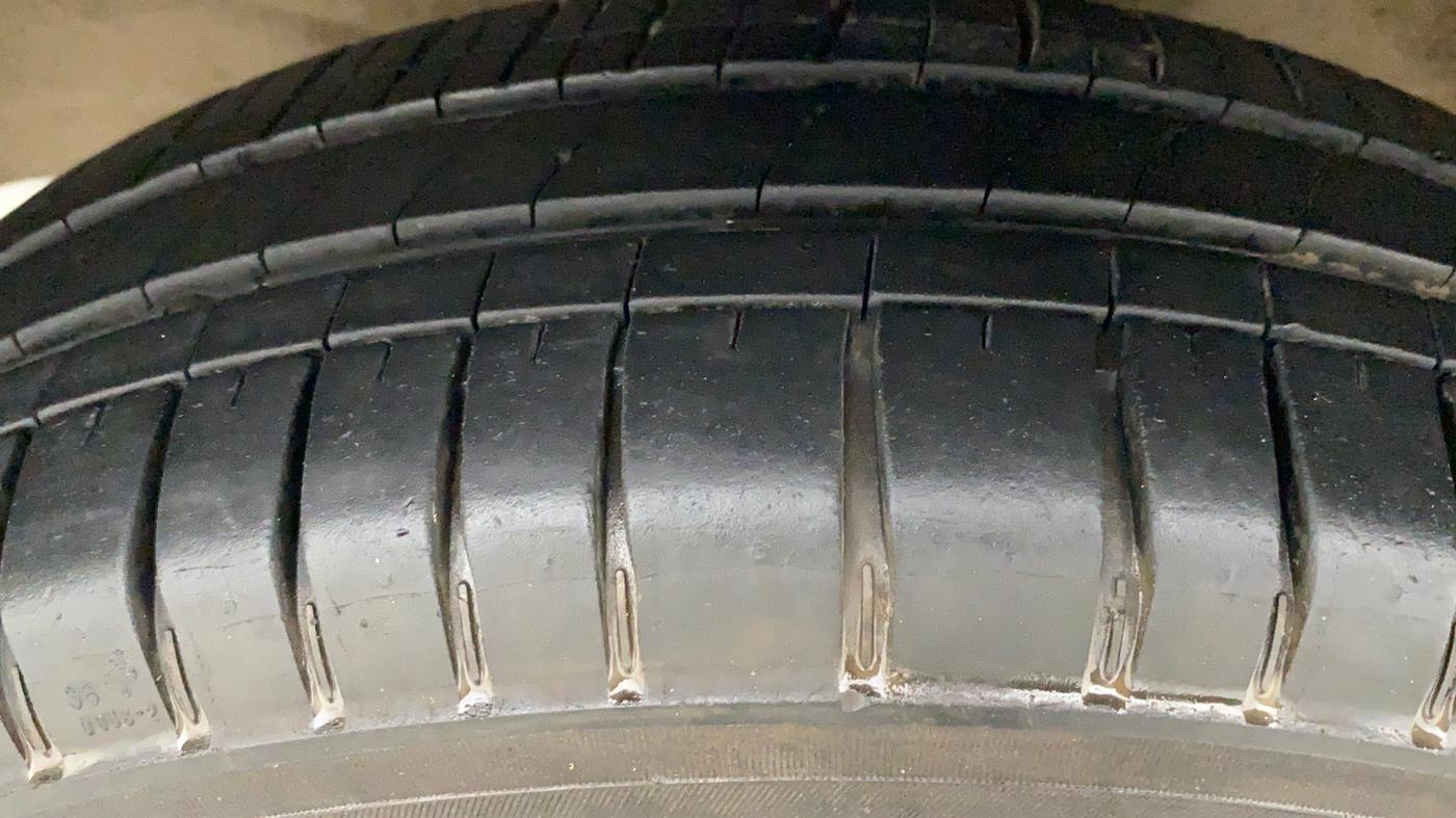 2018 Maruti Wagon R 1.0 LXI CNG OPT, CNG, Manual, 98,065 km, Left Front Tyre Tread