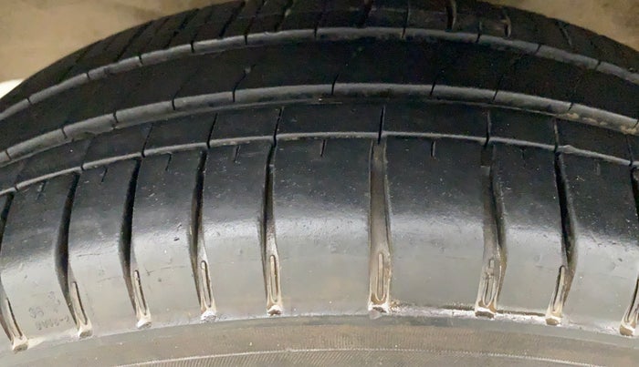 2018 Maruti Wagon R 1.0 LXI CNG OPT, CNG, Manual, 98,065 km, Left Front Tyre Tread
