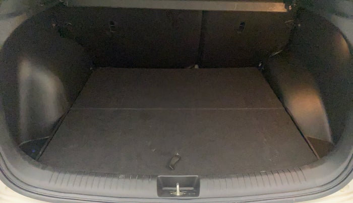 2017 Hyundai Creta SX PLUS AT 1.6 PETROL, Petrol, Automatic, 91,142 km, Boot Inside