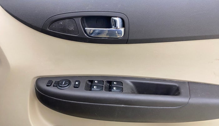 2013 Hyundai i20 MAGNA (O) 1.2, Petrol, Manual, 57,185 km, Driver Side Door Panels Control