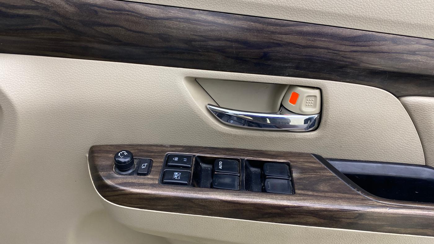 2020 Maruti Ertiga ZXI+ SHVS, Petrol, Manual, 1,01,599 km, Driver Side Door Panels Control