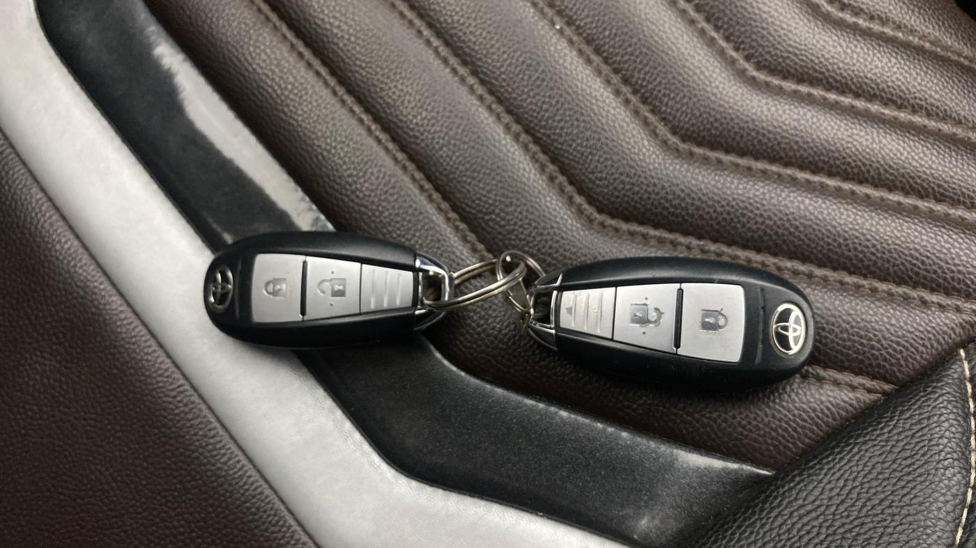 2022 Toyota URBAN CRUISER PREMIUM GRADE AT, Petrol, Automatic, 69,819 km, Key Close Up