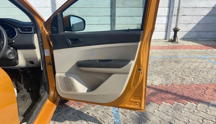 2020 Renault TRIBER RXL MT, Petrol, Manual, 29,344 km, Driver Side Door Panels Control