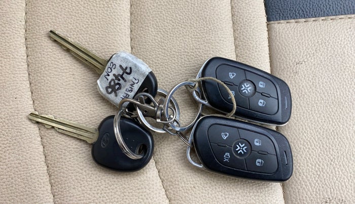 2017 Hyundai Eon MAGNA +, Petrol, Manual, 20,836 km, Key Close Up