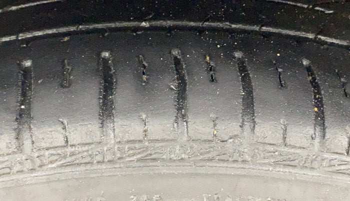 2017 Hyundai Eon MAGNA +, Petrol, Manual, 20,836 km, Left Front Tyre Tread