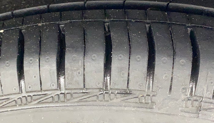 2017 Hyundai Eon MAGNA +, Petrol, Manual, 20,836 km, Left Rear Tyre Tread