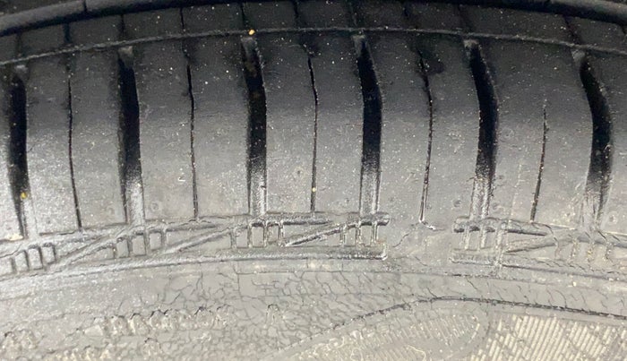 2017 Hyundai Eon MAGNA +, Petrol, Manual, 20,836 km, Right Rear Tyre Tread