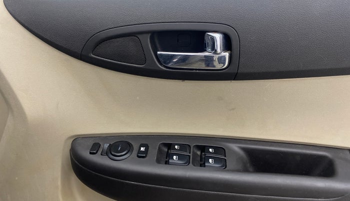 2014 Hyundai i20 SPORTZ 1.2, Petrol, Manual, 60,146 km, Driver Side Door Panels Control