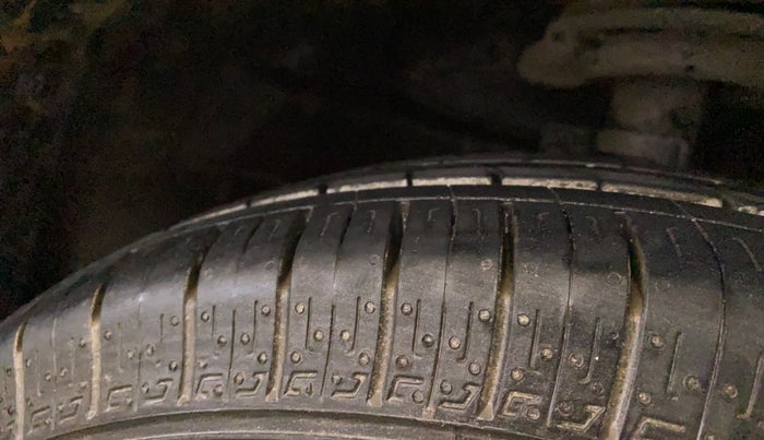 2015 Maruti Swift Dzire LXI, Petrol, Manual, 92,052 km, Right Front Tyre Tread