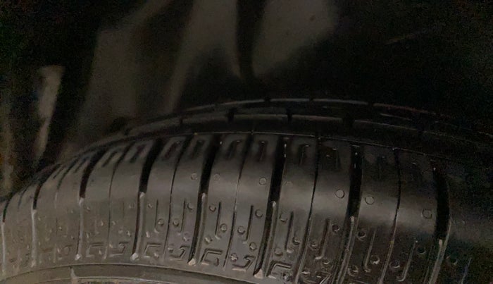 2015 Maruti Swift Dzire LXI, Petrol, Manual, 92,052 km, Left Rear Tyre Tread