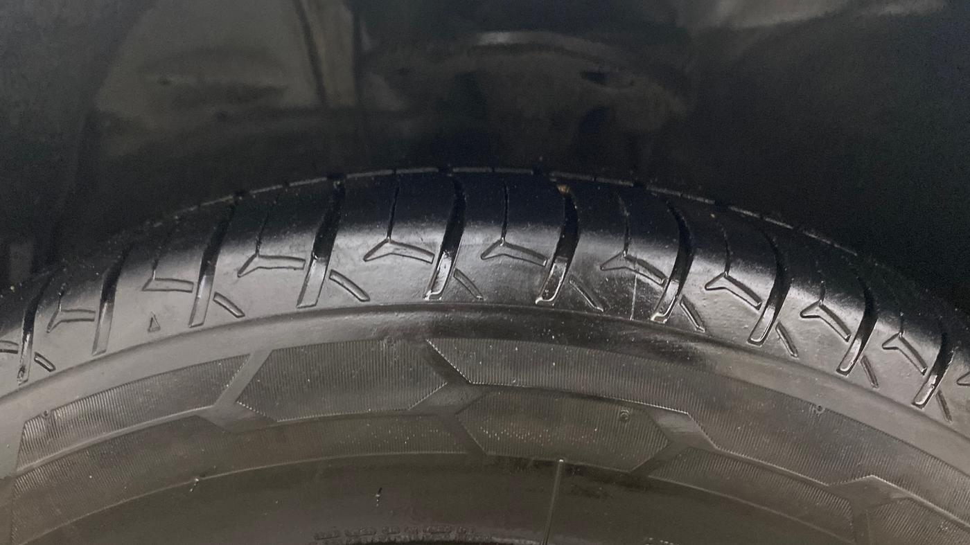 2015 Toyota Corolla Altis J DIESEL, Diesel, Manual, 1,05,565 km, Left Front Tyre Tread
