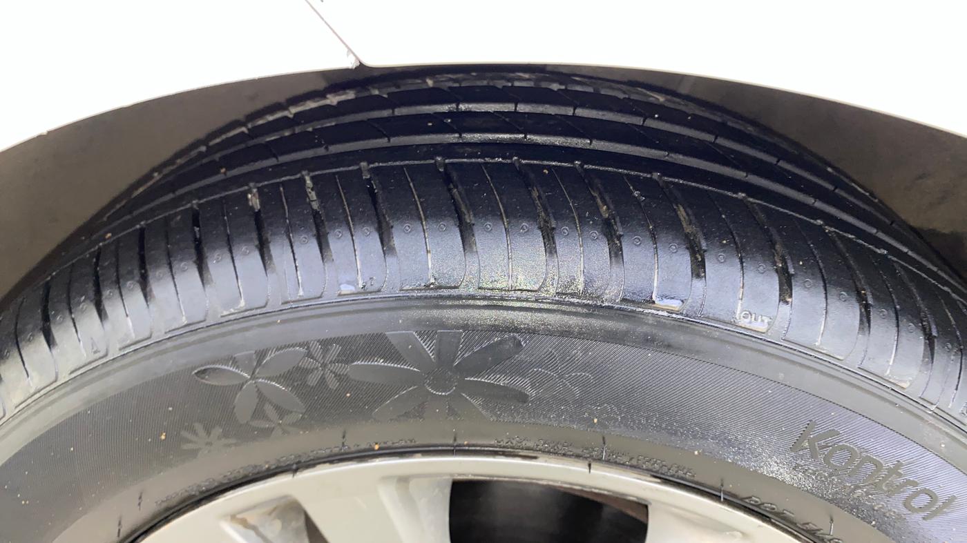 2016 Hyundai New Elantra 2.0 SX(O) AT PETROL, Petrol, Automatic, 1,01,417 km, Left Front Tyre Tread