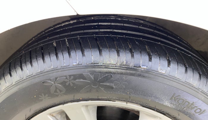 2016 Hyundai New Elantra 2.0 SX(O) AT PETROL, Petrol, Automatic, 1,01,757 km, Left Front Tyre Tread