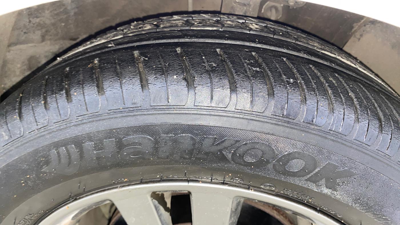 2016 Hyundai New Elantra 2.0 SX(O) AT PETROL, Petrol, Automatic, 1,01,417 km, Right Front Tyre Tread