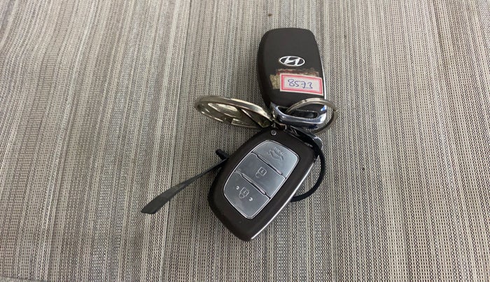 2021 Hyundai AURA SX PLUS 1.2 AMT, Petrol, Automatic, 93,830 km, Key Close Up