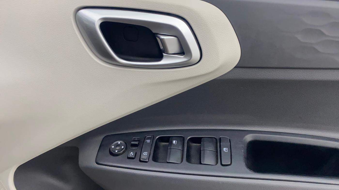 2021 Hyundai AURA SX PLUS 1.2 AMT, Petrol, Automatic, 93,864 km, Driver Side Door Panels Control