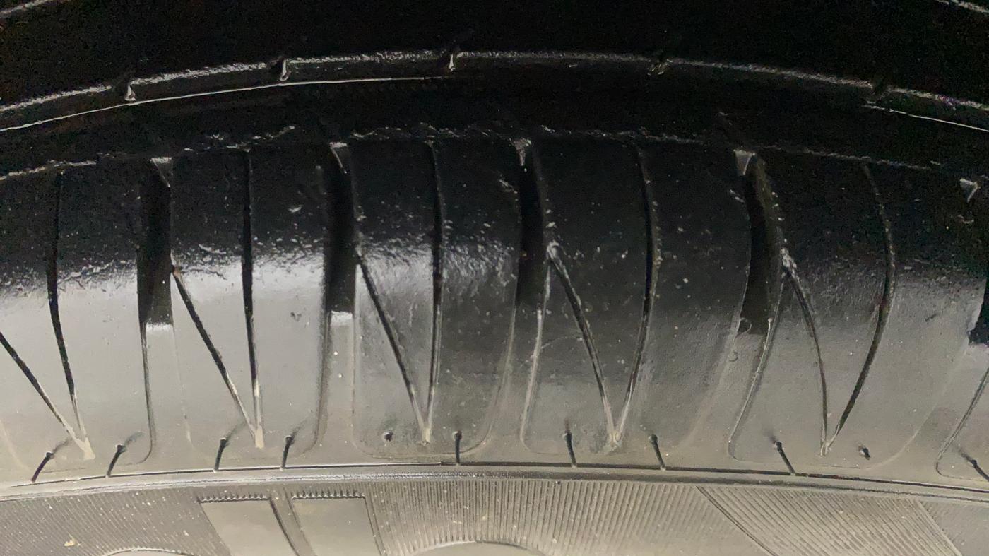2021 Hyundai AURA SX PLUS 1.2 AMT, Petrol, Automatic, 93,864 km, Right Front Tyre Tread
