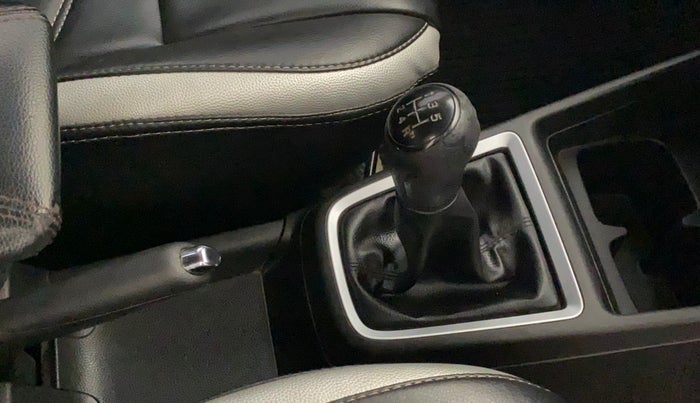 2019 Maruti Swift VXI, Petrol, Manual, 44,583 km, Gear lever - Knob cover torn