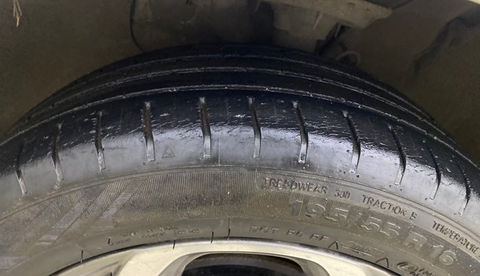 2018 Hyundai Elite i20 ASTA 1.2 DUAL TONE, Petrol, Manual, 25,083 km, Left Front Tyre Tread