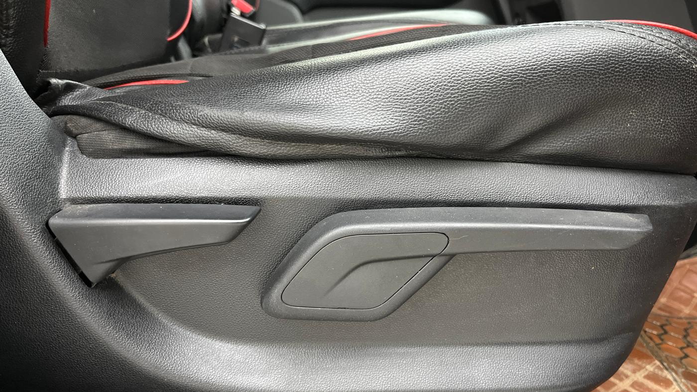 2018 Mahindra KUV 100 NXT K6+ P 6 STR, Petrol, Manual, 68,665 km, Driver Side Adjustment Panel