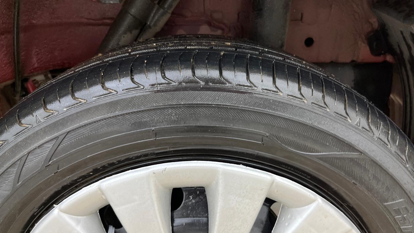 2018 Mahindra KUV 100 NXT K6+ P 6 STR, Petrol, Manual, 68,665 km, Left Rear Tyre Tread
