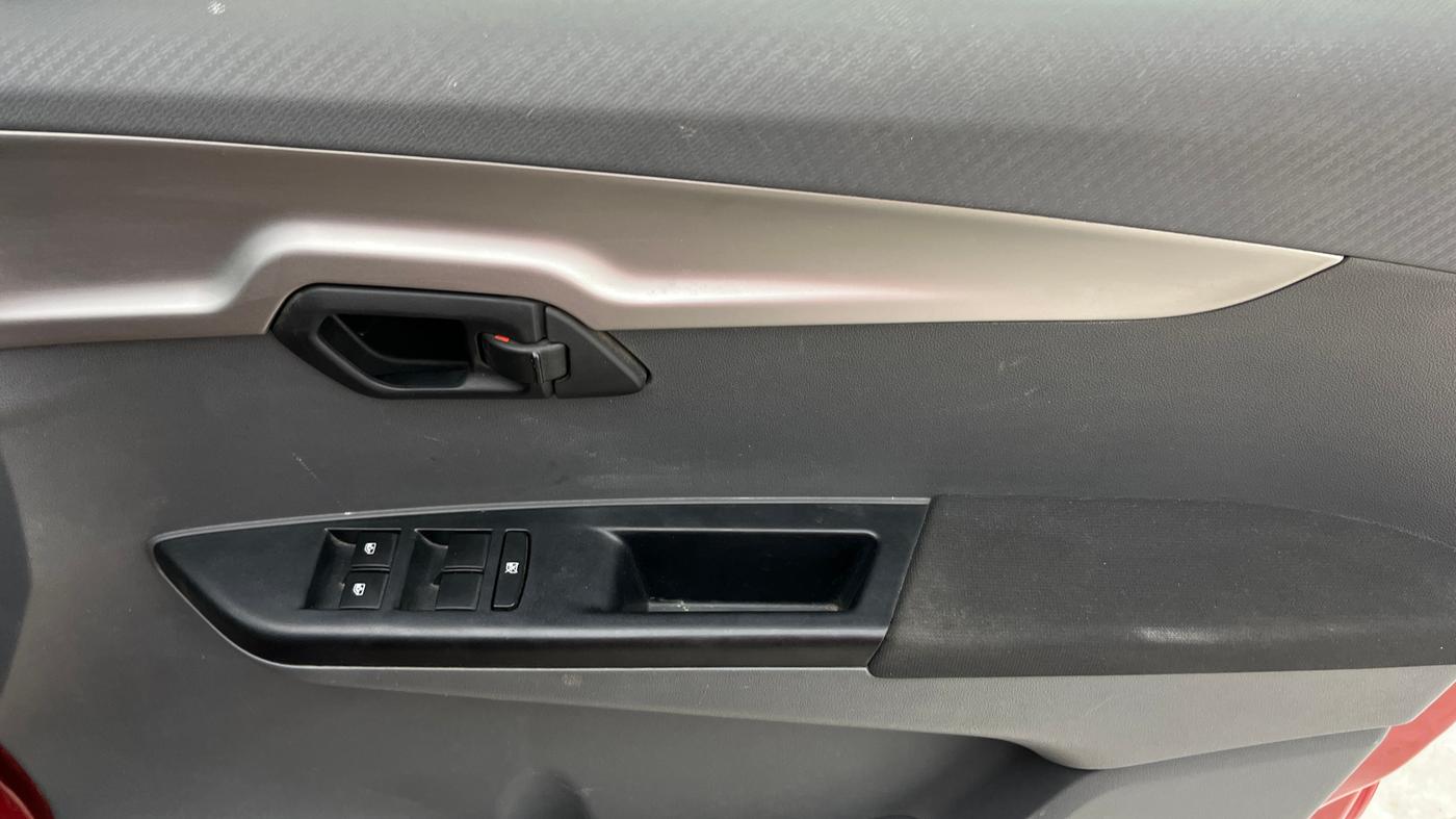 2018 Mahindra KUV 100 NXT K6+ P 6 STR, Petrol, Manual, 68,665 km, Driver Side Door Panels Control