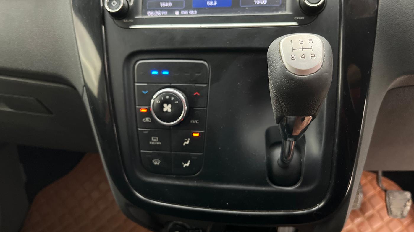 2018 Mahindra KUV 100 NXT K6+ P 6 STR, Petrol, Manual, 68,665 km, Gear Lever