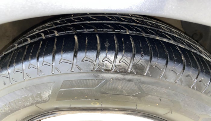 2016 Hyundai Grand i10 MAGNA 1.2 KAPPA VTVT, CNG, Manual, 1,41,978 km, Right Front Tyre Tread