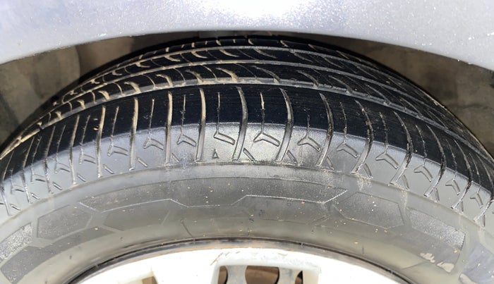 2016 Hyundai Grand i10 MAGNA 1.2 KAPPA VTVT, CNG, Manual, 1,41,978 km, Left Front Tyre Tread