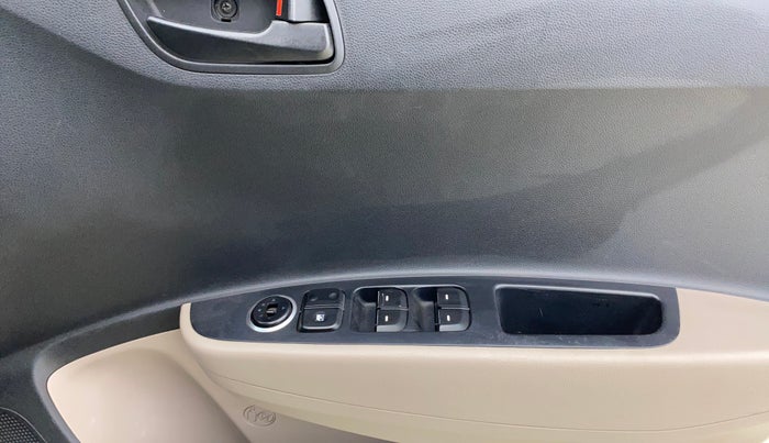 2016 Hyundai Grand i10 MAGNA 1.2 KAPPA VTVT, CNG, Manual, 1,41,978 km, Driver Side Door Panels Control