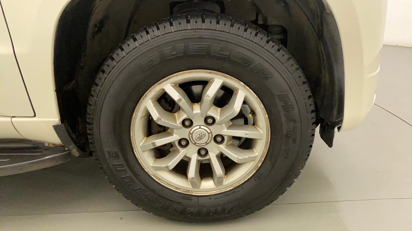 2016 Mahindra TUV300 T8 AMT, Diesel, Automatic, 78,086 km, Right Front Wheel