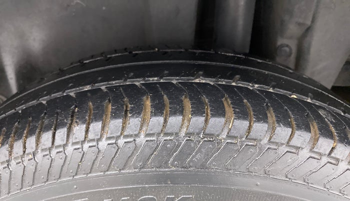 2017 Maruti Swift VXI O, Petrol, Manual, 60,428 km, Left Rear Tyre Tread