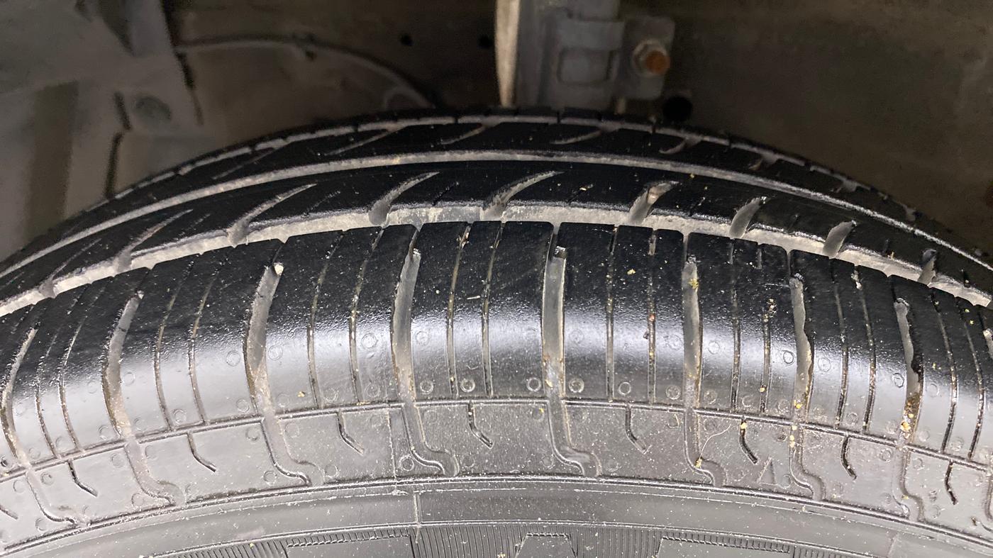 2017 Maruti Swift VXI O, Petrol, Manual, 60,428 km, Left Front Tyre Tread