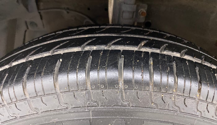 2017 Maruti Swift VXI O, Petrol, Manual, 60,428 km, Left Front Tyre Tread