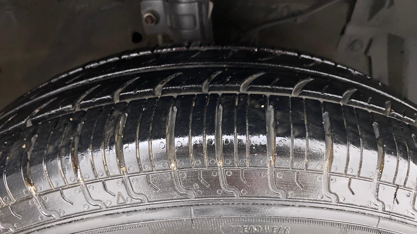 2017 Maruti Swift VXI O, Petrol, Manual, 60,428 km, Right Front Tyre Tread
