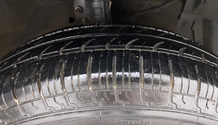2017 Maruti Swift VXI O, Petrol, Manual, 60,428 km, Right Front Tyre Tread