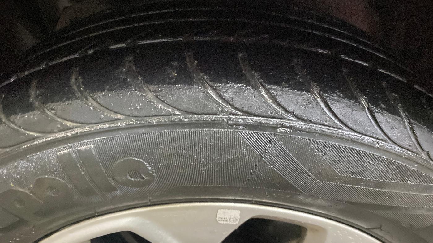 2017 Ford Figo Aspire TITANIUM 1.2 PETROL, Petrol, Manual, 29,306 km, Left Front Tyre Tread