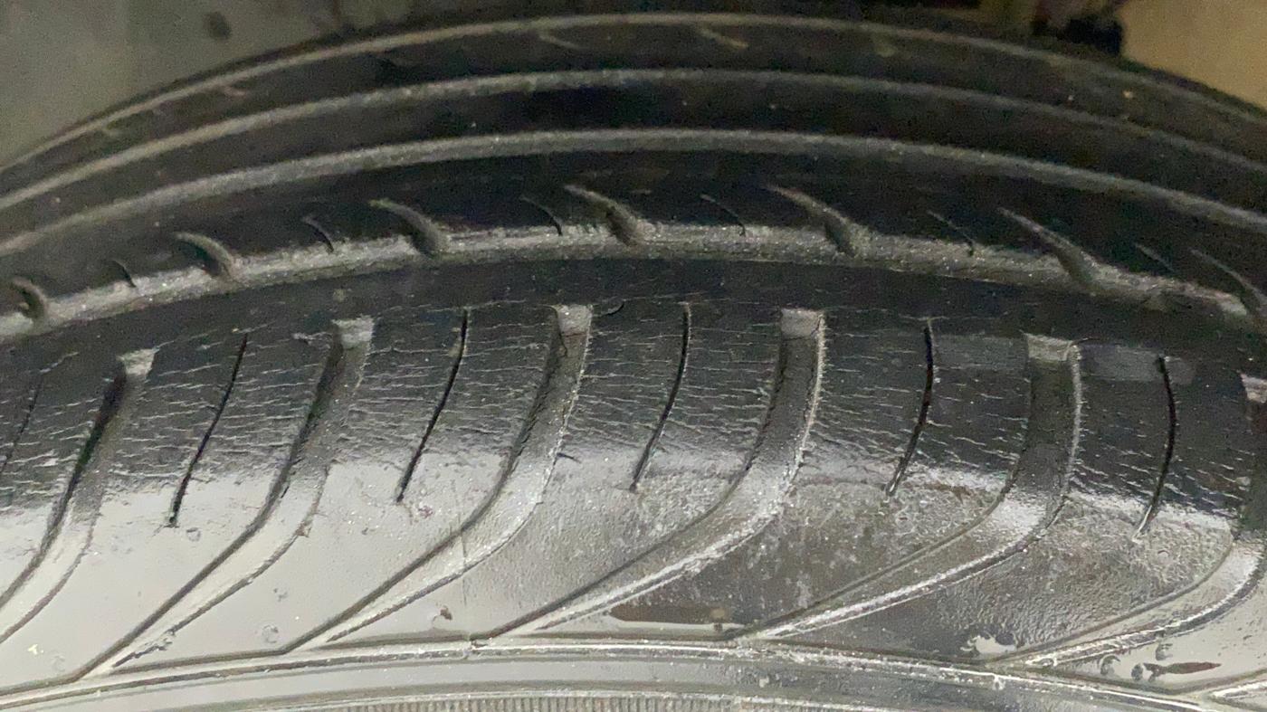 2014 Volkswagen Polo HIGHLINE1.2L, Petrol, Manual, 72,414 km, Left Front Tyre Tread