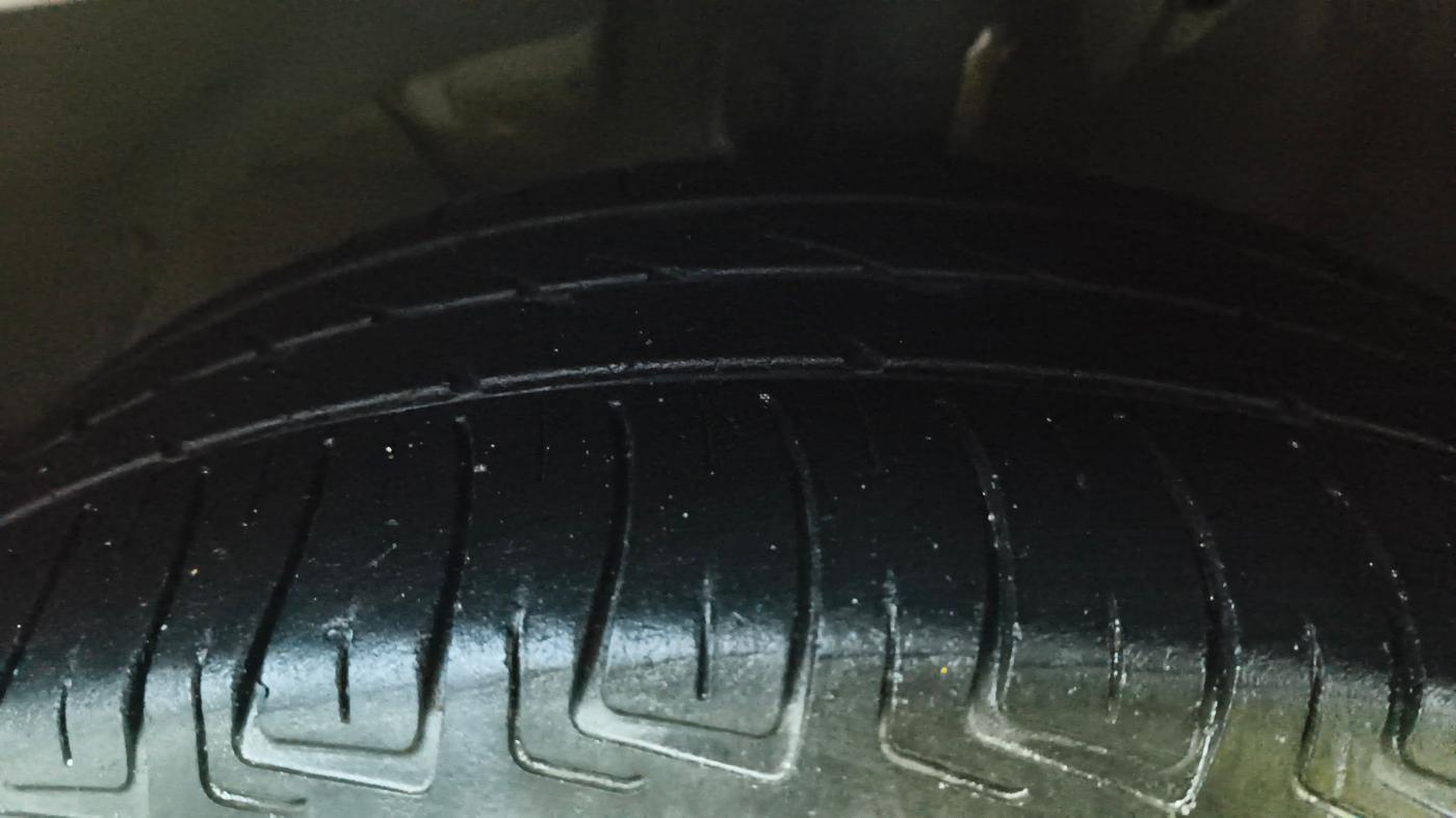 2018 Maruti Swift ZXI, CNG, Manual, 1,28,856 km, Left Front Tyre Tread
