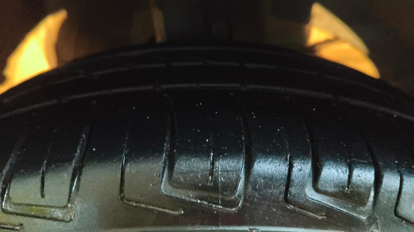 2018 Maruti Swift ZXI, CNG, Manual, 1,28,856 km, Right Front Tyre Tread