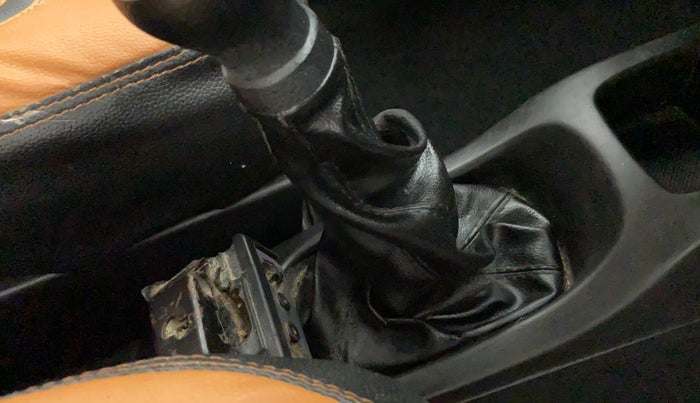 2014 Maruti Wagon R 1.0 VXI, Petrol, Manual, 1,01,391 km, Gear lever - Boot cover slightly torn
