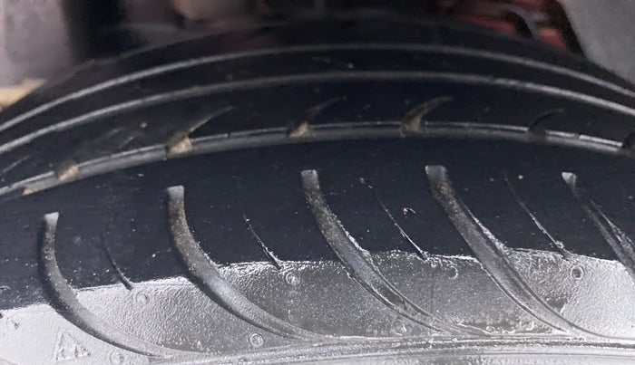 2017 Ford New Figo 1.2 TITANIUM, Petrol, Manual, 39,444 km, Right Rear Tyre Tread