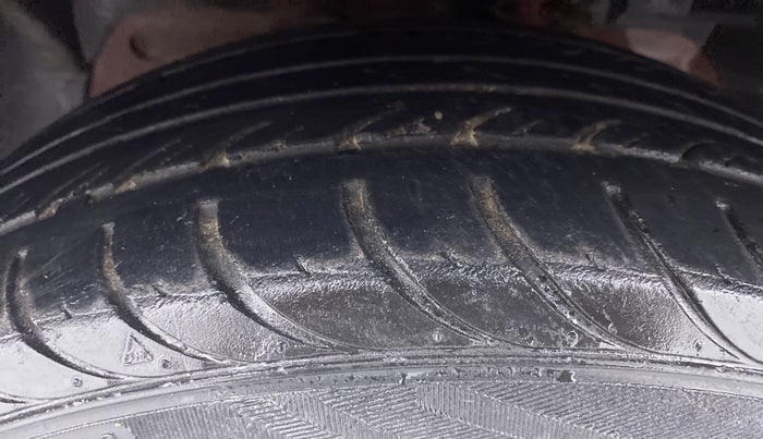 2017 Ford New Figo 1.2 TITANIUM, Petrol, Manual, 39,444 km, Left Front Tyre Tread